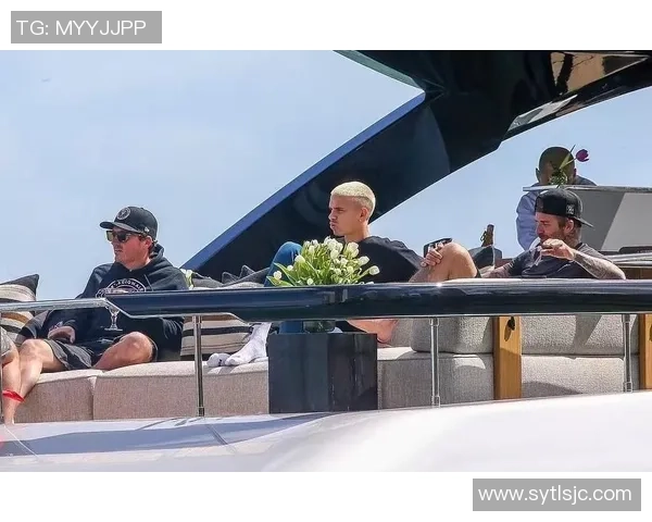 足球明星齐聚游艇豪华合影展现运动魅力与友谊的完美结合